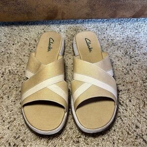 Clark’s Canvas Beige Strap Sandals Size 11